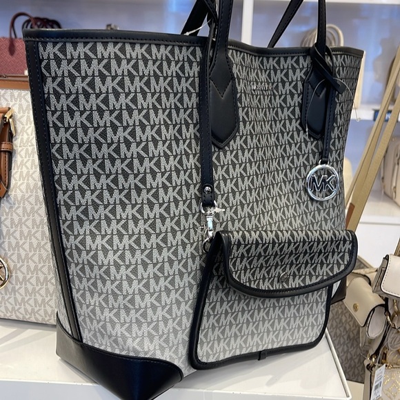 Michael Kors Eva Large Ombré Signature Logo Shoulder Tote Bag
Black 
NWT - Picture 9 of 16